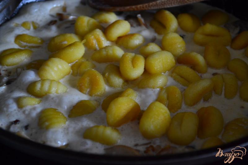 Фото приготовление рецепта: Ньокки с шампиньонами в сливочно-горчичном соусе шаг №5