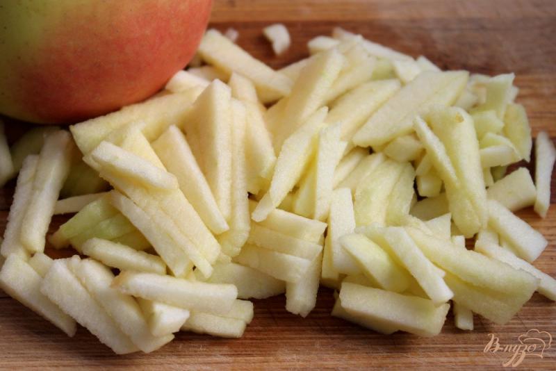 Фото приготовление рецепта: Салат с креветками, яблоком и маринованным луком шаг №2