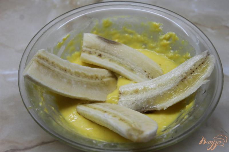 Фото приготовление рецепта: Бананы жареные в кокосовой стружке шаг №3