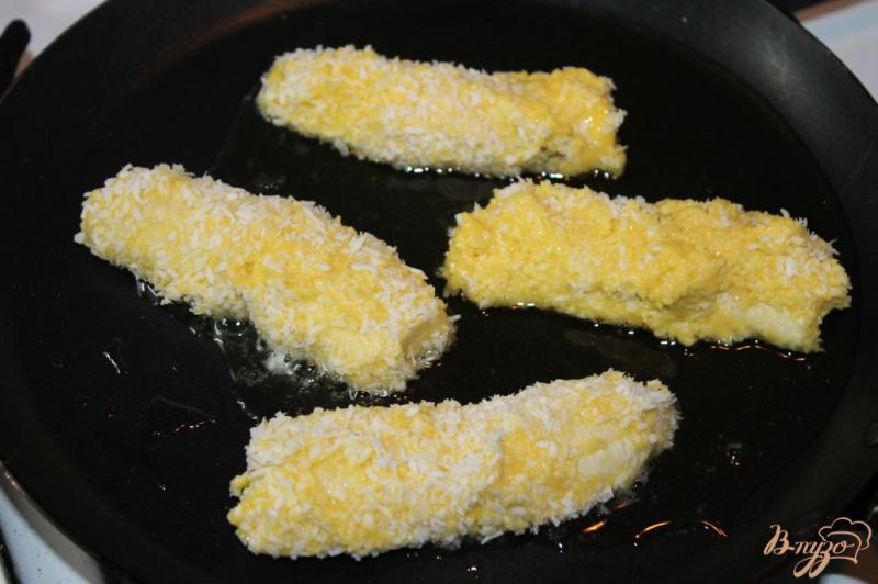 Фото приготовление рецепта: Бананы жареные в кокосовой стружке шаг №5