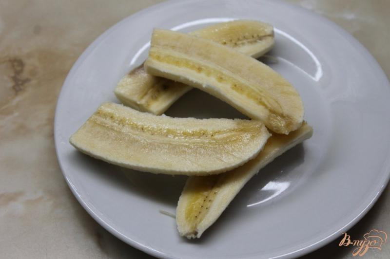 Фото приготовление рецепта: Бананы жареные в кокосовой стружке шаг №2