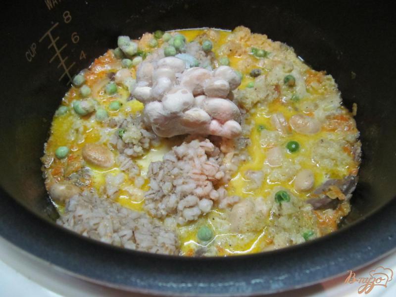 Фото приготовление рецепта: Куриная печень с фасолью и перловой кашей в сметане шаг №6