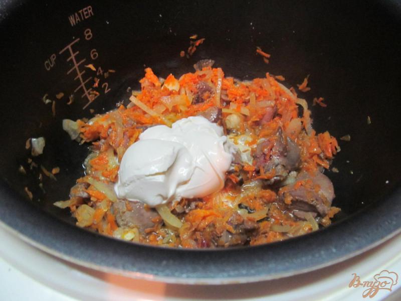 Фото приготовление рецепта: Куриная печень с фасолью и перловой кашей в сметане шаг №4