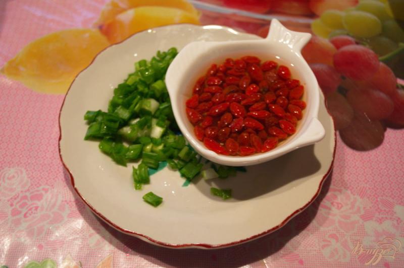 Фото приготовление рецепта: Салат с ягодами годжи шаг №1