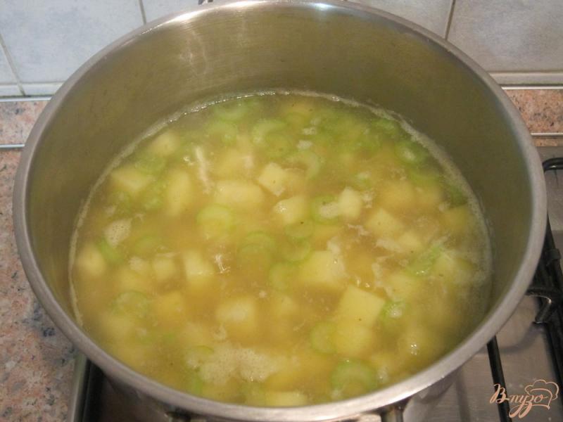 Фото приготовление рецепта: Суп-пюре с картофелем и сельдереем шаг №6