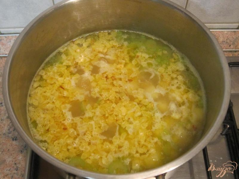 Фото приготовление рецепта: Суп-пюре с картофелем и сельдереем шаг №7