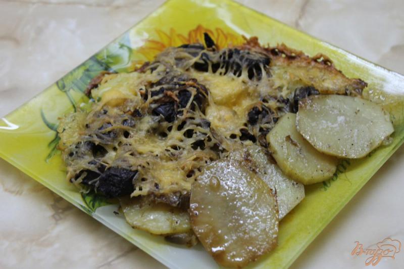 Фото приготовление рецепта: Запеченная куриная печень с картофелем под сырной шубой шаг №8
