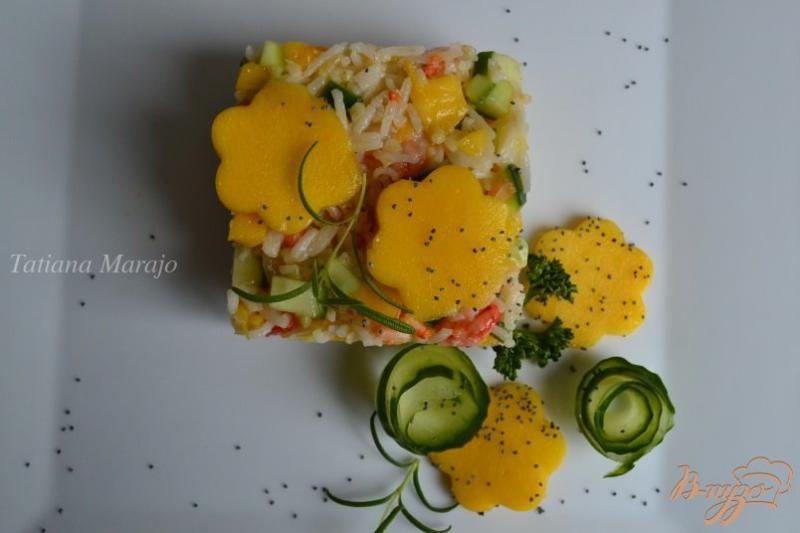 Фото приготовление рецепта: Салат с манго, креветками и крупой шаг №8