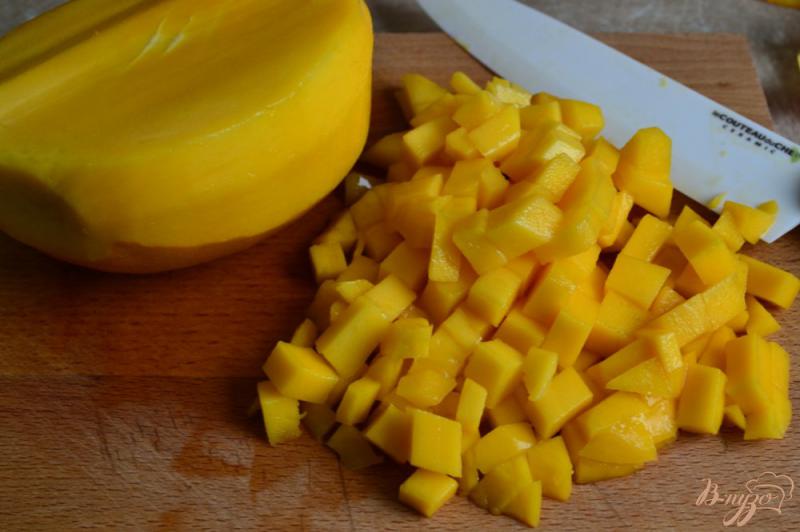 Фото приготовление рецепта: Салат с манго, креветками и крупой шаг №4
