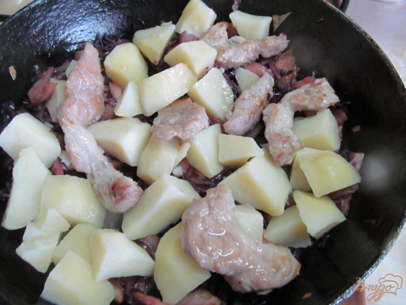 Фото приготовление рецепта: Свинина с яблоком и красной капустой шаг №7