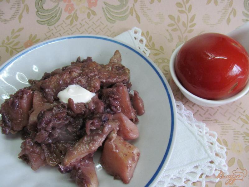 Фото приготовление рецепта: Свинина с яблоком и красной капустой шаг №8