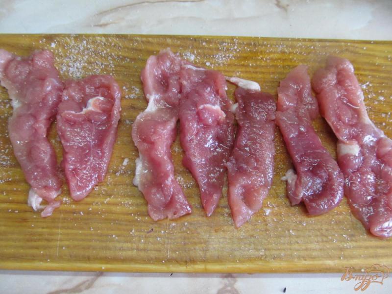 Фото приготовление рецепта: Свинина с яблоком и красной капустой шаг №4