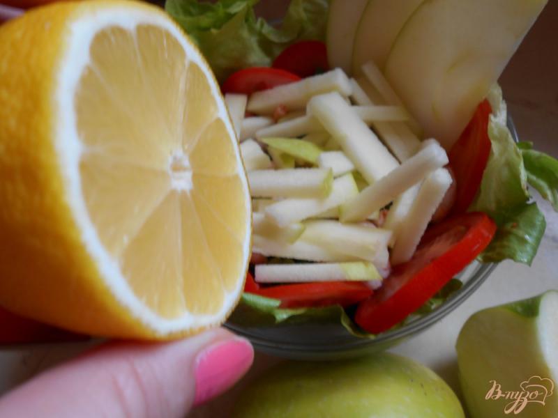 Фото приготовление рецепта: Салат с креветками, яблоком и рукколой шаг №7