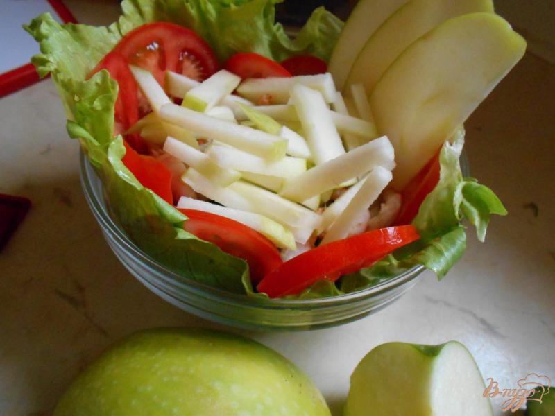 Фото приготовление рецепта: Салат с креветками, яблоком и рукколой шаг №6