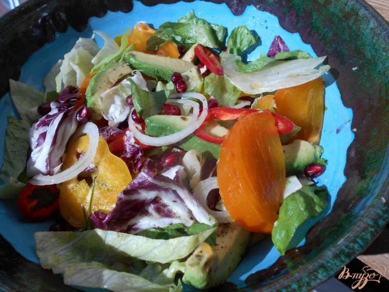 Фото приготовление рецепта: Салат с хурмой, авокадо и гранатом шаг №7