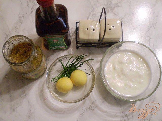 Фото приготовление рецепта: Заправка для салатов на кефире шаг №1