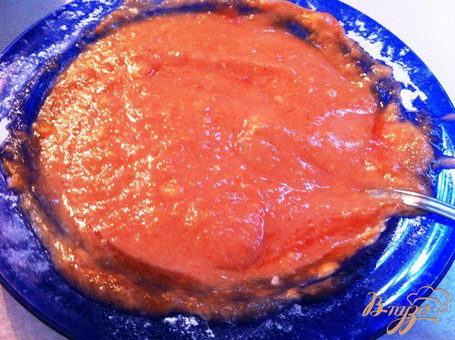 Фото приготовление рецепта: Зразы с яйцом и луком в томатном соусе шаг №9