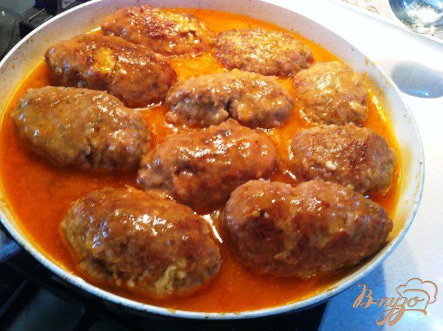 Фото приготовление рецепта: Зразы с яйцом и луком в томатном соусе шаг №10