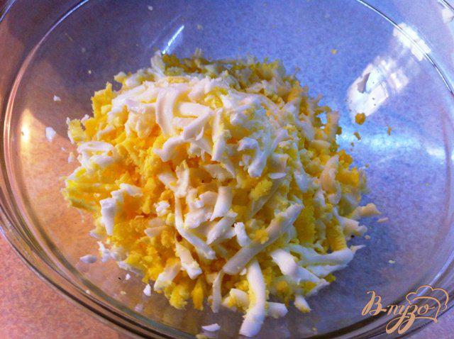 Фото приготовление рецепта: Зразы с яйцом и луком в томатном соусе шаг №4