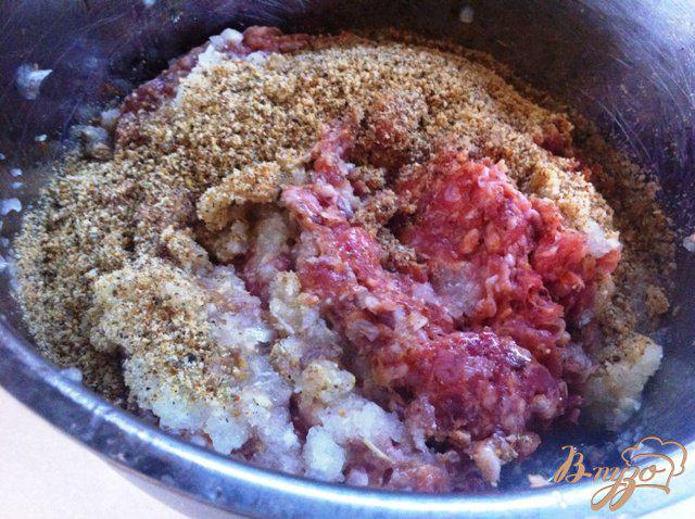 Фото приготовление рецепта: Зразы с яйцом и луком в томатном соусе шаг №2