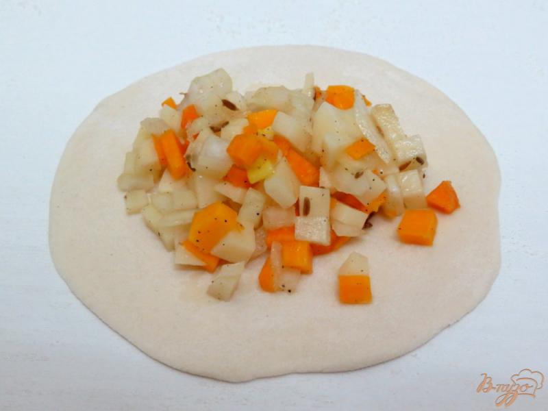 Фото приготовление рецепта: Манты с картофелем тыквой и луком шаг №7
