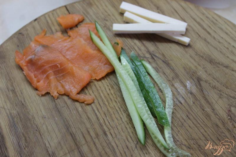 Фото приготовление рецепта: Филадельфия с соленым лососем по - домашнему шаг №4