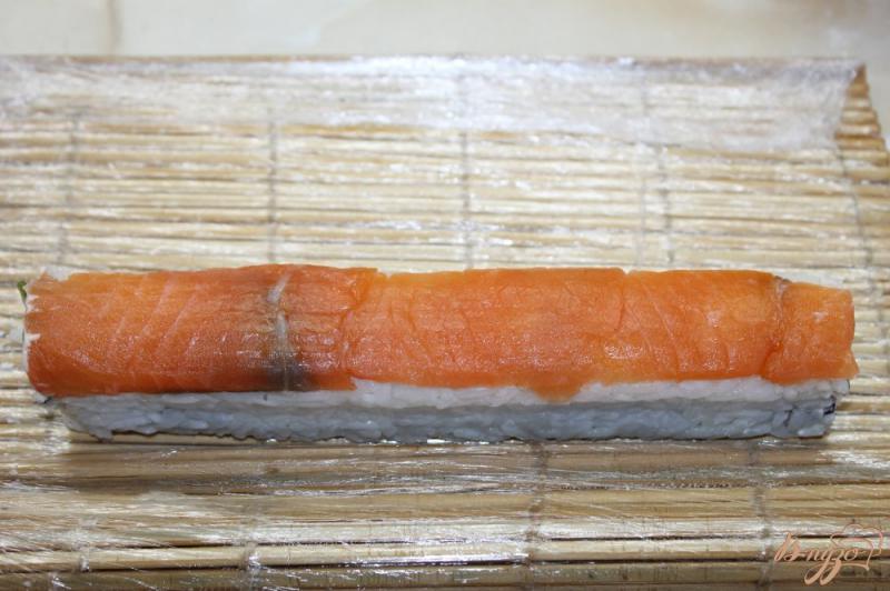 Фото приготовление рецепта: Филадельфия с соленым лососем по - домашнему шаг №7