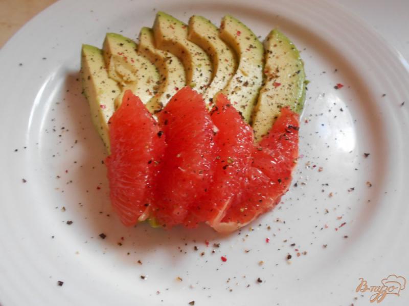 Фото приготовление рецепта: Салат из авокадо, креветок и грейпфрута шаг №2