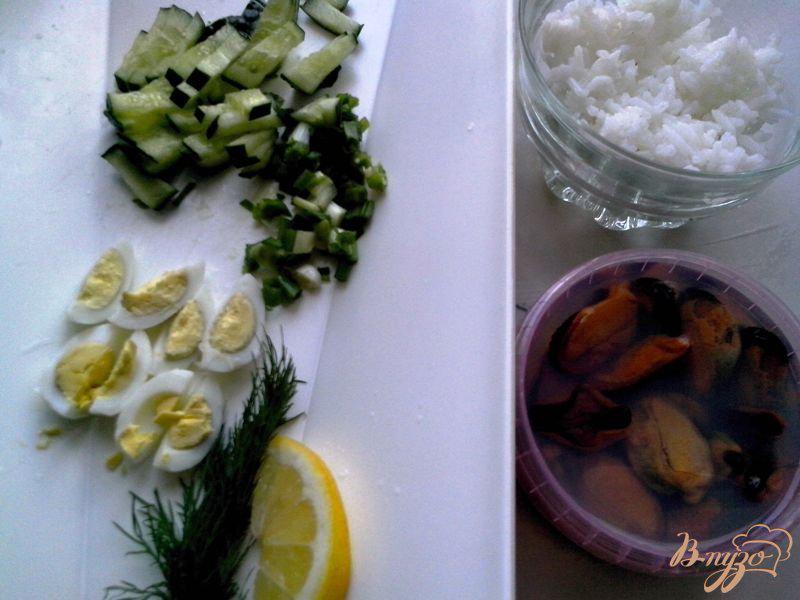 Фото приготовление рецепта: Салат с мидиями шаг №2