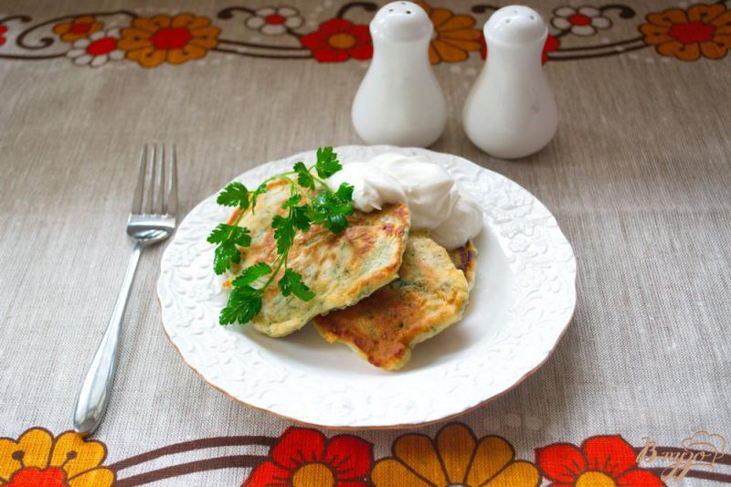Фото приготовление рецепта: Быстрые хачапури с зеленью на завтрак шаг №5