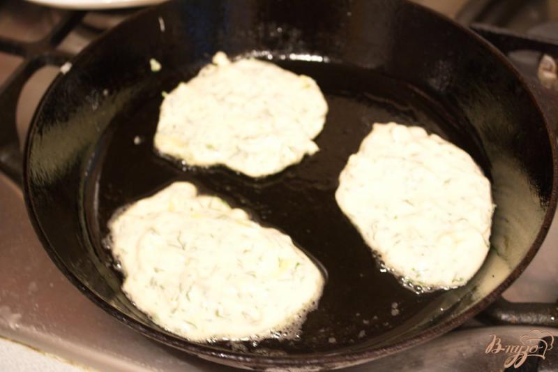 Фото приготовление рецепта: Быстрые хачапури с зеленью на завтрак шаг №4