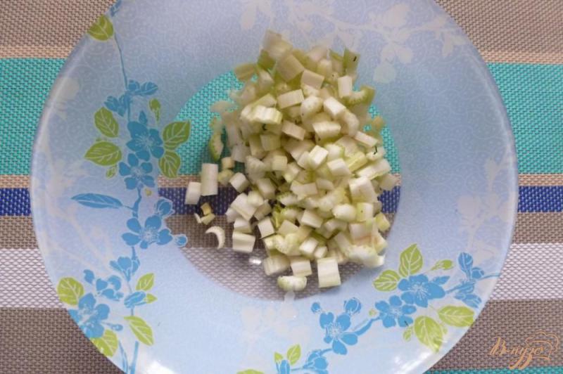 Фото приготовление рецепта: Салат с сельдереем, яблоком и мидиями шаг №1