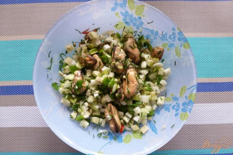 Фото приготовление рецепта: Салат с сельдереем, яблоком и мидиями шаг №5