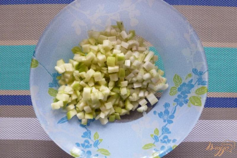 Фото приготовление рецепта: Салат с сельдереем, яблоком и мидиями шаг №2
