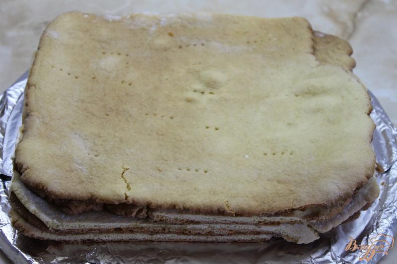 Фото приготовление рецепта: Торт медовик с сметанным кремом и шоколадной крошкой шаг №9