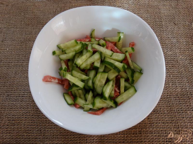 Фото приготовление рецепта: Салат с копченой колбасой сухариками и омлетом шаг №2