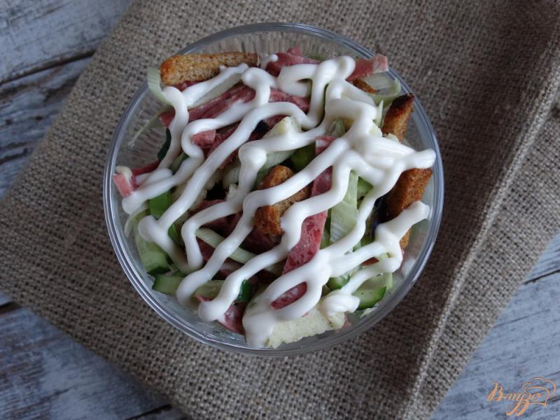 Фото приготовление рецепта: Салат с копченой колбасой сухариками и омлетом шаг №9