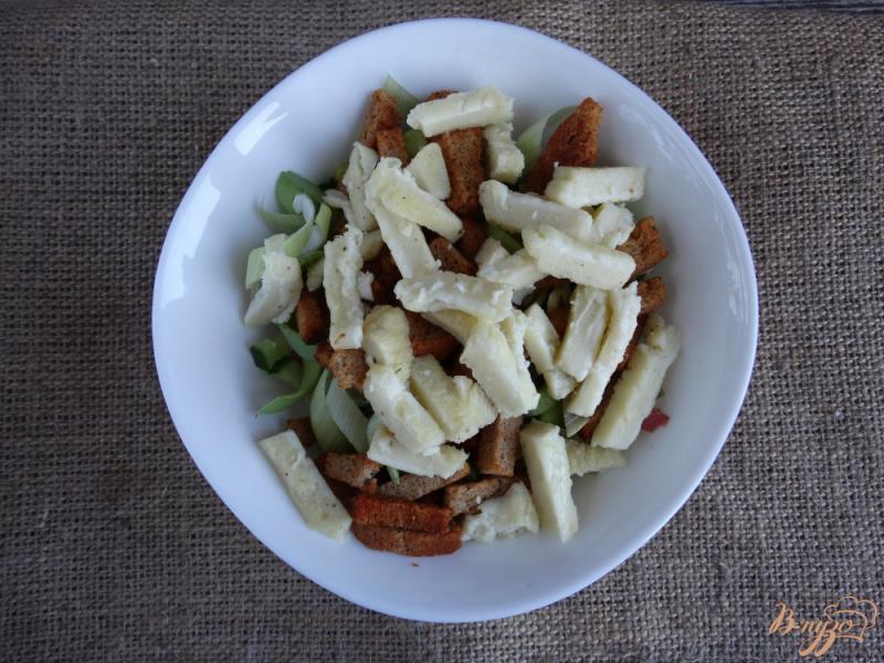 Фото приготовление рецепта: Салат с копченой колбасой сухариками и омлетом шаг №6