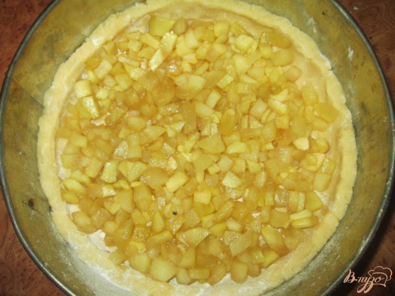 Фото приготовление рецепта: Яблочный пирог с безе шаг №6