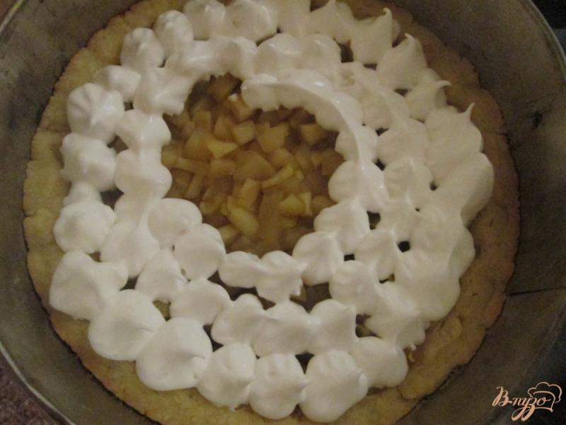 Фото приготовление рецепта: Яблочный пирог с безе шаг №8