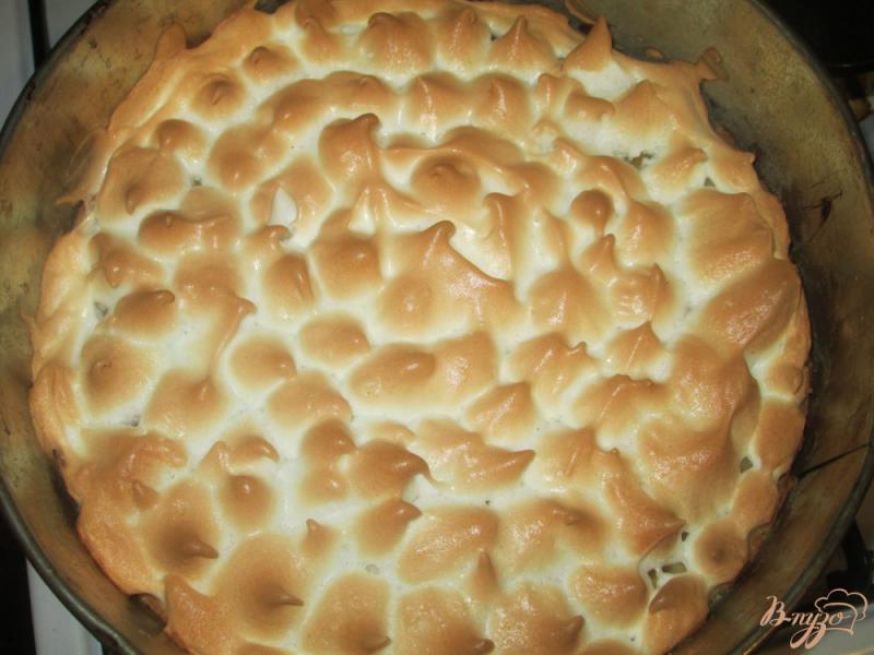 Фото приготовление рецепта: Яблочный пирог с безе шаг №9