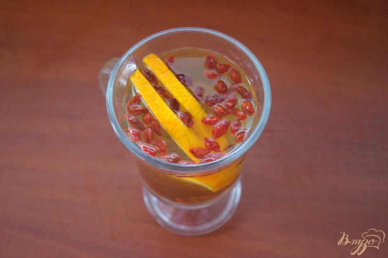 Фото приготовление рецепта: Апельсиновый напиток с ягодами годжи шаг №5