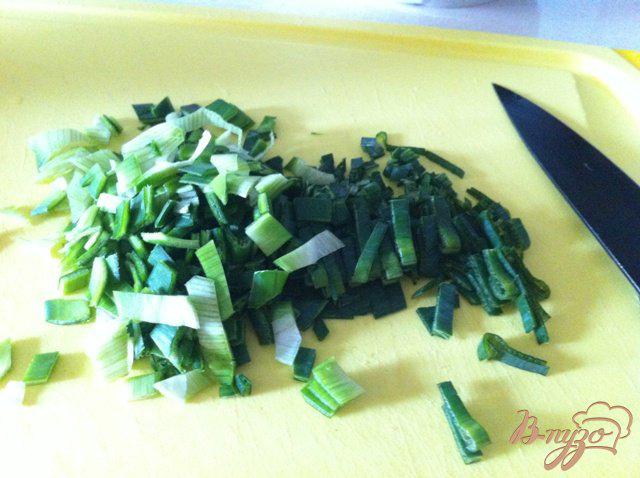 Фото приготовление рецепта: Салат из печени трески шаг №7