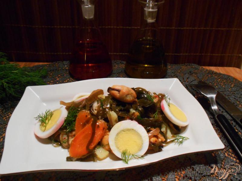 Фото приготовление рецепта: Салат из морской капусты с мидиями шаг №8