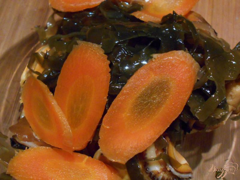 Фото приготовление рецепта: Салат из морской капусты с мидиями шаг №5
