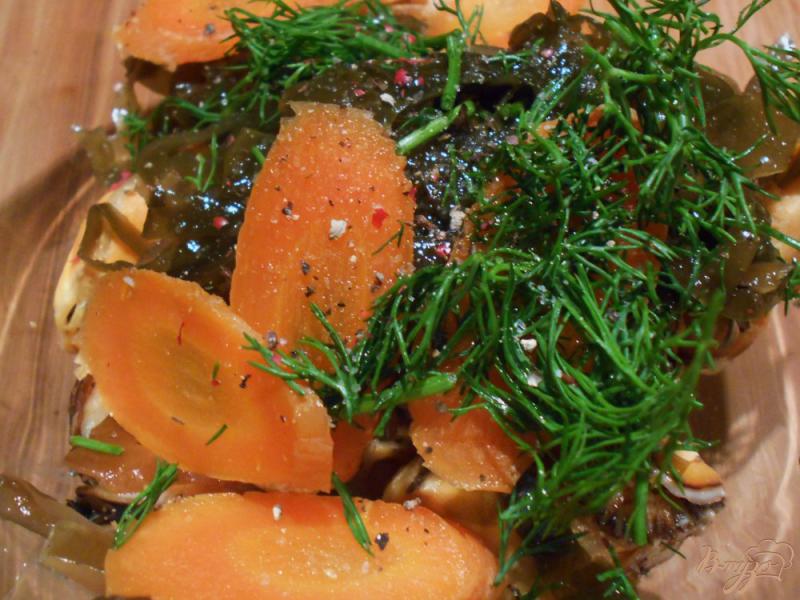 Фото приготовление рецепта: Салат из морской капусты с мидиями шаг №6