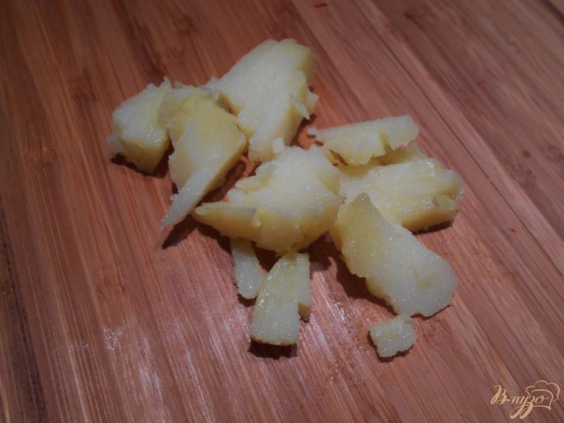Фото приготовление рецепта: Салат из морской капусты с мидиями шаг №4