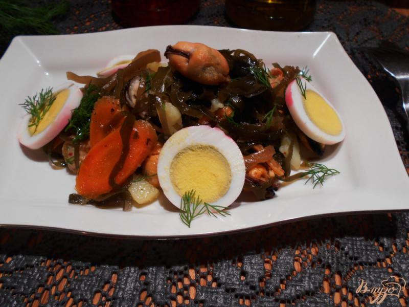 Фото приготовление рецепта: Салат из морской капусты с мидиями шаг №9