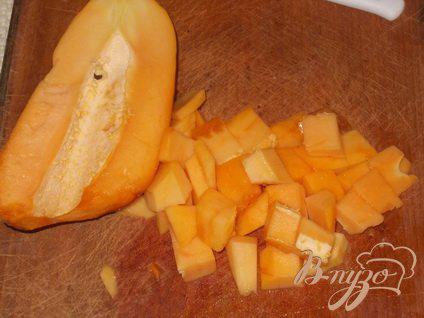 Фото приготовление рецепта: Салат с креветками, шпинатом и папайей шаг №3