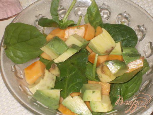 Фото приготовление рецепта: Салат с креветками, шпинатом и папайей шаг №5